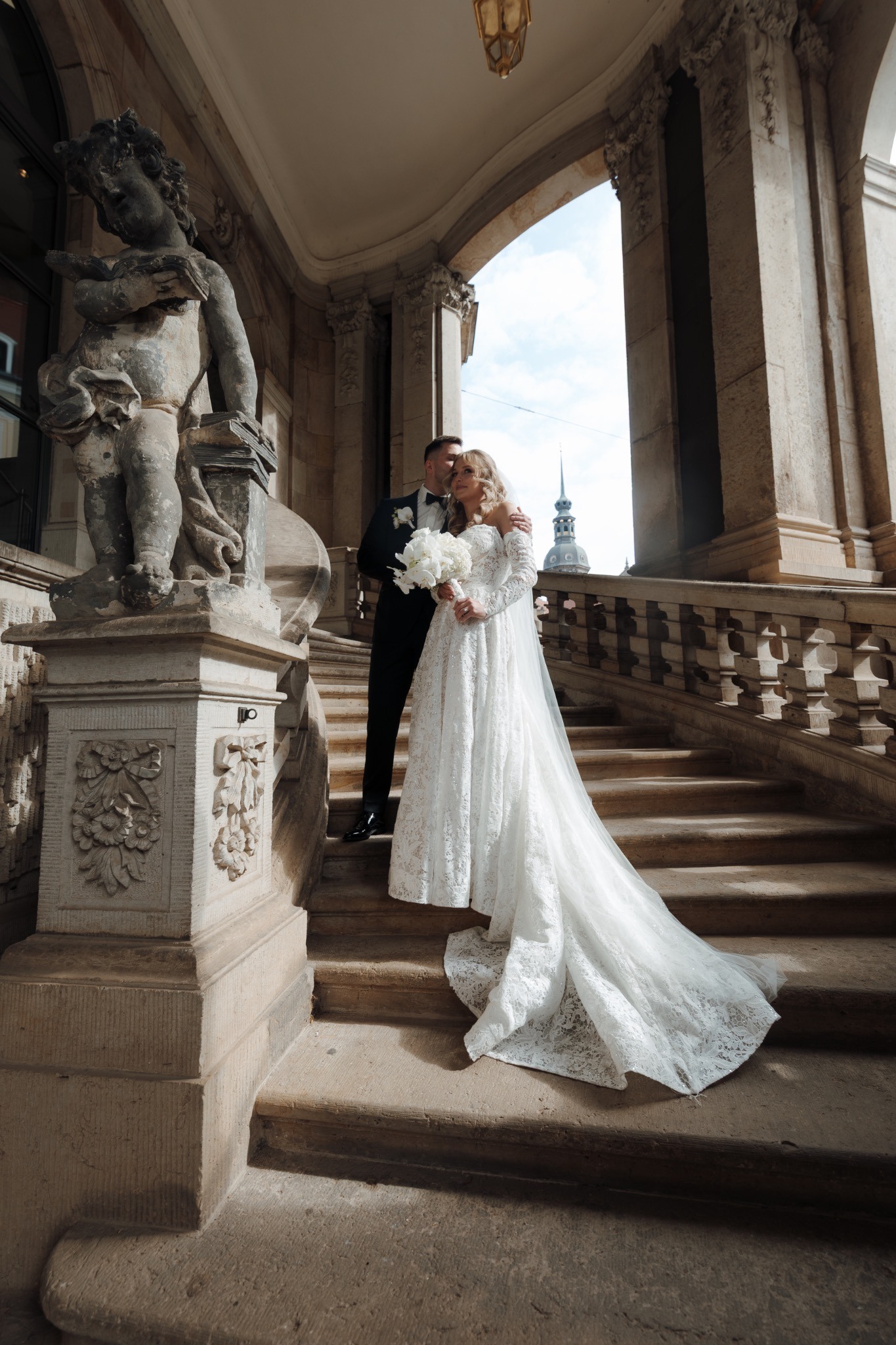 Christine und Max auf einer historischen Treppe in Dresden